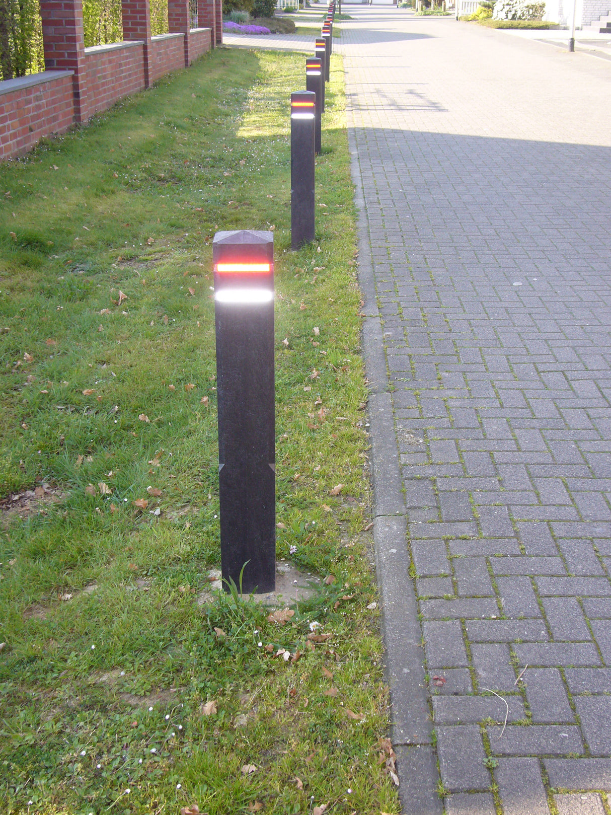 Bollards piramīdas formas mono kompozīta plastmasa 140x140mm Hanit