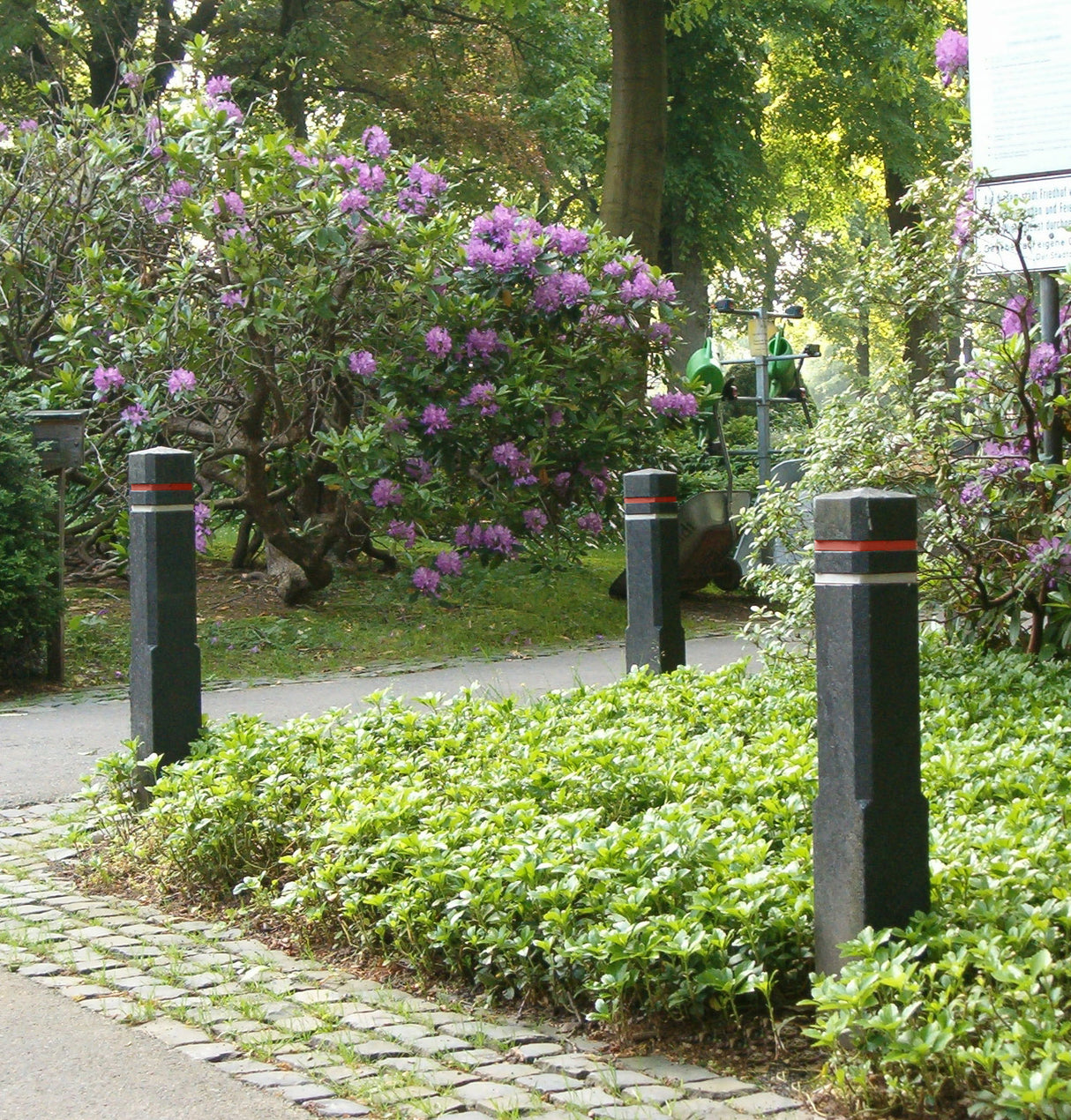 Bollards piramīdas formas mono kompozīta plastmasa 140x140mm Hanit