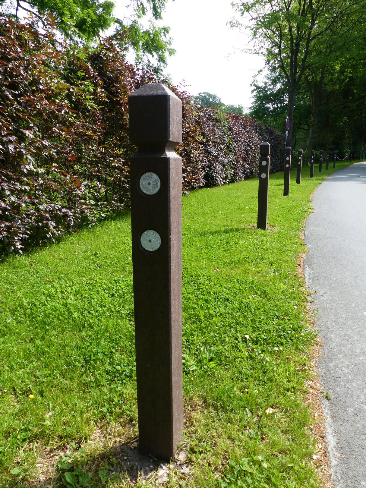 Bollards piramīdas formas mono kompozīta plastmasa 140x140mm Hanit