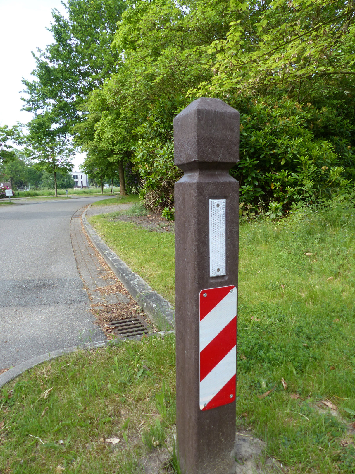 Bollards piramīdas formas mono kompozīta plastmasa 140x140mm Hanit